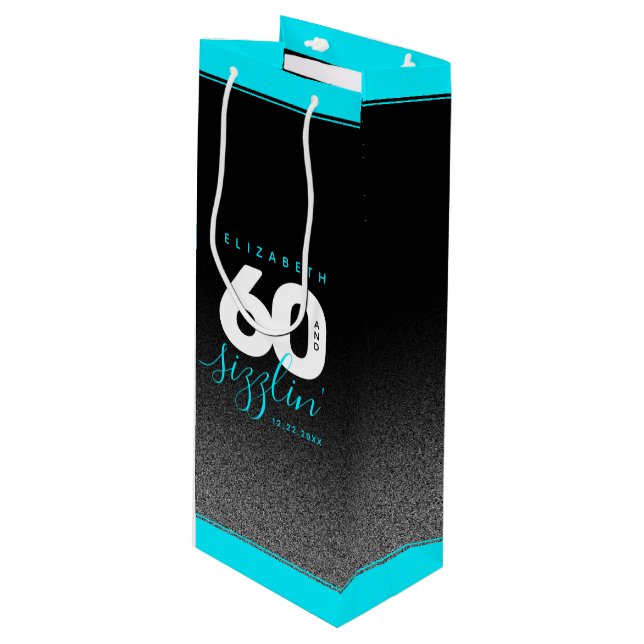 Modernes Girly Ice Blue 60 und Sizzling Geschenktüte Für Weinflaschen (Vorderseite Schrägansicht)