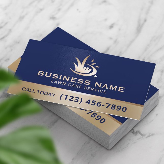 Modernes Gold Lawn Care Logo Navy Blue Landscaping Visitenkarte (Von Creator hochgeladen)