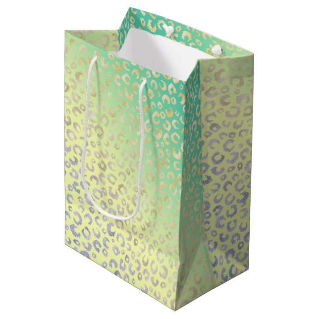 Modernes Gold Leopard Print Yellow Minze Design Mittlere Geschenktüte (Vorderseite Schrägansicht)