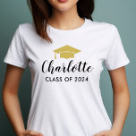 Modernes Gold Script Name 2025 Abschluss Foto T-Shirt<br><div class="desc">Graduation Party Shirt feiert den Absolventen mit einem einfachen und stilvollen Design, das den Vornamen des Absolventen in der modernen Drehbuch und ihre Klasse Jahr, mit einem Graduiertencap betont. Auf der Rückseite des Shirts ist Platz für ein optionales Foto vorhanden - ideal, um ihr Lieblingssortiment oder ihre Abschluss-Zeremonie-Pic zu zeigen....</div>