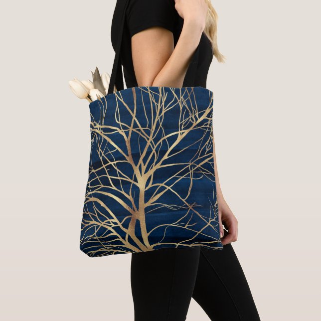 Modernes Gold Tree Silhouette Minimales blaues Des Tasche (Von Nahem)