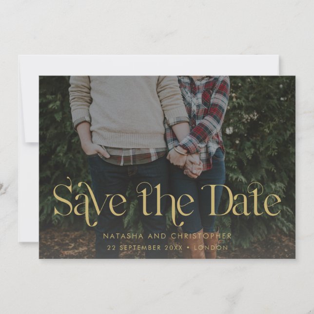 Modernes Gold Typografie-Overlay Horizontales Foto Save The Date (Vorderseite)