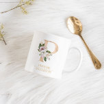 Modernes Gold Watercolor Blume Letter P | Monogram Kaffeetasse<br><div class="desc">Modernes Gold Watercolor Blume Letter P | Monogramm</div>