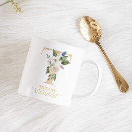 Modernes Gold Watercolor Blume Letter T | Monogram Kaffeetasse