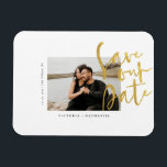 Modernes Gold Wedding Foto Save the Date Magnet<br><div class="desc">Design zeigt Ihr phantastisches Foto mit Save the Date Phrasen in einem modernen Goldskript.  Einfache Anpassung mit wichtigen Informationen der Wahl.  Begrüßen Sie jedes moderne Hochzeitsthema und jede Jahreszeit.</div>