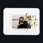 Modernes Gold Wedding Foto speichert das Date Magn Magnet<br><div class="desc">Design zeigt Ihr phantastisches Foto mit Save the Date Phrasen in einem modernen Goldskript. Einfache Anpassung mit wichtigen Informationen der Wahl. Begrüßen Sie jedes moderne Hochzeitsthema und jede Jahreszeit.</div>