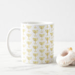 Modernes Golden Menorah Muster Kaffeetasse<br><div class="desc">Moderne goldene Menorah Muster. Die Menorah ist in Exodus 25:31 geschrieben, wo sie liest, in der KJV... Und du sollst einen Kerzenhalter aus reinem Gold machen: aus geschlagenem Werk wird der Kerzenhalter gemacht werden: Sein Schacht und seine Äste, seine Schüsseln, seine Knopfhörer und seine Blume werden gleich sein. Das Wort...</div>