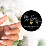 Modernes Goldenes Herz Schwarz-weiß DIE WÄDE VON S Runder Aufkleber<br><div class="desc">Wenn Sie etwas Einzigartiges suchen,  sind hier einfach und elegant das Schwarzweiß-Design THE WEDDING OF mit Imitaten goldenen Folienhülle in Schriftzeichen. Fügen Sie Braut und Bräutigam Initialen / Monogramm oder Namen. Die Hintergrundfarbe kann in eine beliebige Farbe geändert werden. Ideal für diese moderne,  trendige Hochzeitsfeier.</div>