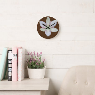 Modernes, goldgelb-geriebtes Lilienmuster-Blume Runde Wanduhr