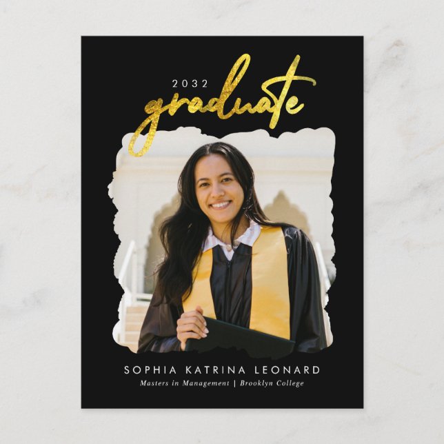 Modernes Graduate Brush Script Gold Foto Abschluss Ankündigungspostkarte (Vorderseite)