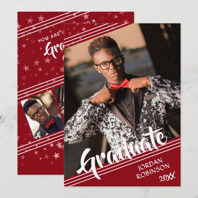 Modernes Graduate Red 4-Foto-Pinselskript Einladung (Vorne/Hinten)
