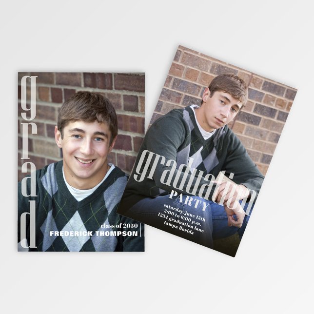 Modernes Graduierungsparty - kundenspezifisches Fo Einladung (Modern graduation invitation template with simple minimalist block lettering.)