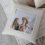 Modernes Grau & Beige | FOTO | Zuhause Gift Th Kissen<br><div class="desc">Modernes Grau & Beige | FOTO | Zuhause Gift Kissen machen für nachdenkliche und praktische Geschenke, die dem Empfänger Komfort und Entspannung bieten. Hier ist eine Beschreibung der Kissen als Geschenk: Geben Sie das Geschenk von ultimativem Komfort und Entspannung mit diesen luxuriösen Kissen. Diese Kissen sind mit edlen Materialien gefertigt...</div>