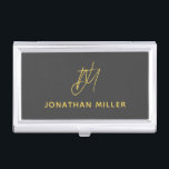 Modernes Grau Monogramm Visitenkarten Dose<br><div class="desc">Behalt deine Visitenkarten,  organisiert und stilvoll mit diesem modernen,  dunkelgrauen Visitenkartengehäuse. Das Design verfügt über ein Monogramm in Senfgelb,  das Ihrem beruflichen Aussehen eine persönliche Touch verleiht. Dieser Koffer eignet sich perfekt für die Aufnahme in Ihre Tasche oder Aktentasche und ist ein tolles Geschenk für Kollegen und Kunden.</div>