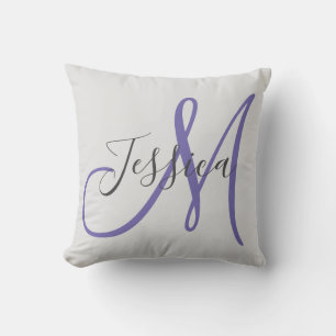 Modernes Grau und Lila Monogramm Kissen