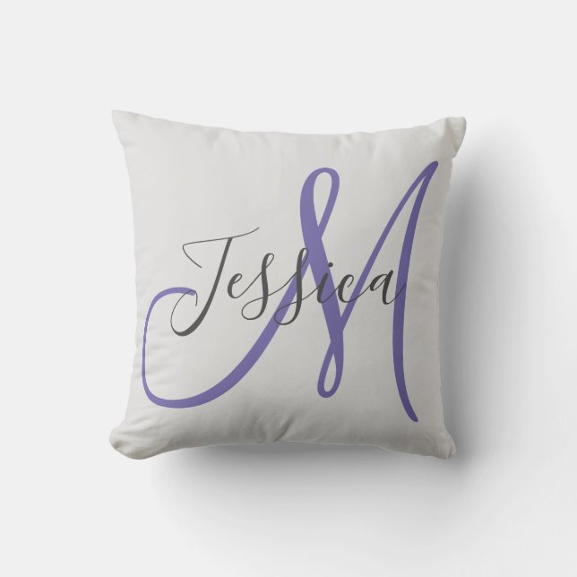 Modernes Grau und Lila Monogramm Kissen (Vorderseite)