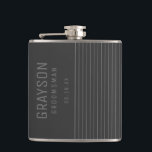 Modernes graues Button Streifen Personalisierter T Flachmann<br><div class="desc">Fügen Sie Ihrer Hochzeit eine persönliche Touch mit personalisierten Trauzeugen Flasche. Dieser Kolben enthält den Namen des personalisierten Trauzeugen mit dem Titel und dem Datum in Grau. Im klassisch-modernen Schriftart-Stil,  auf dunkelgrauem Hintergrund. Auch perfekt für Trauzeuge,  Brautvater und mehr. Melde mich,  wenn du Hilfe brauchst oder spezielle Wünsche hast.</div>