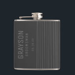Modernes graues Button Streifen Personalisierter T Flachmann<br><div class="desc">Fügen Sie Ihrer Hochzeit eine persönliche Touch mit personalisierten Trauzeugen Flasche. Dieser Kolben enthält den Namen des personalisierten Trauzeugen mit dem Titel und dem Datum in Grau. Im klassisch-modernen Schriftart-Stil,  auf dunkelgrauem Hintergrund. Auch perfekt für Trauzeuge,  Brautvater und mehr. Melde mich,  wenn du Hilfe brauchst oder spezielle Wünsche hast.</div>