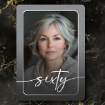 Modernes Graues Foto 60. Geburtstag Folieneinladung<br><div class="desc">Feiern Sie mit dieser einfachen, modernen 60. Geburtstagsfeier in ruhigem, elegantem Stil - entworfen mit einem Stil, der sich um Sie dreht. Das Foto wird in einem abgerundeten Rechteck unter einem leicht dunklen Overlay und in einer echten Folie geklebt. Ein echtes, modernes Drehbuch "sechzig" dehnt sich über die Vorderseite aus...</div>