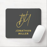 Modernes Graugelbes Monogramm Mousepad<br><div class="desc">Behalt deinen Arbeitsbereich stilvoll und funktional mit diesem modernen grauen Mustard Yellow Monogram Mouse Pad. Das schlanke Design verfügt über ein individuell anpassbares Monogramm auf dunkelgrauem Hintergrund und der rutschfeste Gummifuß sorgt für einen sicheren Griff auf jeder Oberfläche. Dieses Mauspad ist sowohl für den beruflichen als auch für den persönlichen...</div>