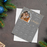Modernes Gray Snowflake Foto Magnetische Kalenderk Magnetkarte<br><div class="desc">Magnetkartenkalender mit Foto und Weihnachtsgrüßen. Verfügt über Ihr ausgewähltes Foto sowie über eine individuelle Begrüßung und den Kalender 2025 auf winterlichem Schneeflocken-Hintergrund.</div>