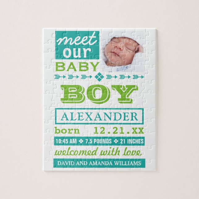 Modernes Green Baby Boy Foto Geburtsankündigung (Vertikal)