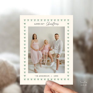 Modernes Green Bow Muster Familienweihnachtsfest W Postkarte