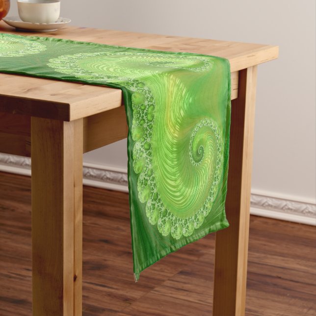 Modernes Green Spiral Fraktal Kurzer Tischläufer (Beispiel)