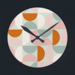Modernes, grün blütendes Orangenmuster des Mittelj Runde Wanduhr<br><div class="desc">Retro Mitte des Jahrhunderts moderne Muster - abstrakte geometrische Formen - minimalistische Muster Salbei grün,  rot Rosa,  Orange und Creme Weiß.</div>