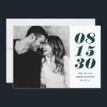 Modernes Grün und Weiß Datumstypografie-Foto Save The Date<br><div class="desc">Modernes Grün und Weiß Datumstypografie-Foto Save the Date | Eine individuell anpassbare, Save the Date flache Karte mit fett formatierter Typografie und Streifen. Dieses stilvolle Foto Save the Date ist perfekt für jedes Hochzeitsthema und jede Jahreszeit. Persönlich gestalten, indem Sie Ihre Foto- und Hochzeitsdetails hinzufügen. Sie können die Karte weiter...</div>