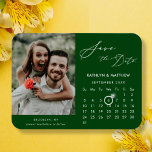 Modernes grünes, elegantes Script-Foto Save the Da Magnet<br><div class="desc">Moderner Sage Grüner Hintergrund Elegantes Script "Save the Date" Magnet mit individuellem Kalender mit einem schönen Foto. Lass deiner Familie, Freunden und Kollegen, dass du mit diesem eleganten Magneten ein Set für deine Hochzeitsfeier hast. Um den Ring Marker zu verschieben > klicken Sie auf blau "Personalisieren" > scrollen nach unten...</div>