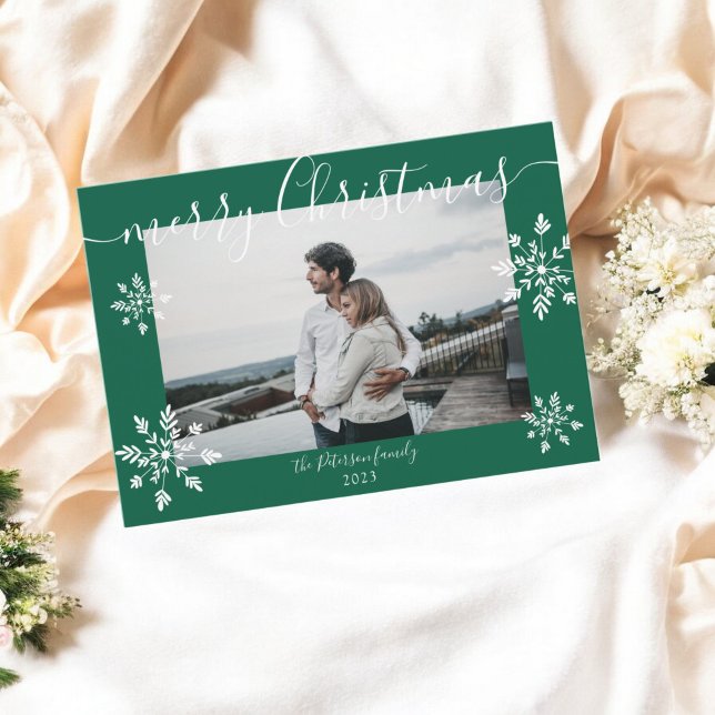 Modernes, grünes Weihnachtsschneeflocken-Foto Feiertagskarte (Modern green Christmas script snowflakes photo Holiday Card)