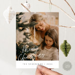 Modernes Gruß, frohe Weihnachten Familie Foto Pos Postkarte<br><div class="desc">Frohe Weihnachten. Feiern Sie die Saison mit dieser Foto-Postkarte. Es ist vollständig anpassbar und personalisiert mit Ihren eigenen Grußbotschaften. Bitte fügen Sie Ihre Rücksendeadresse für einfaches Mailen hinzu. Es ist einfach,  einfach,  aber modern minimalistisch und festlich. Dies ist die perfekte Postkarte für Ihre Urlaubswünsche. Layover-Kalligraphie.</div>