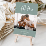 Modernes handgeschriebenes   klassisches Serif-Fot Tischnummer<br><div class="desc">Einfache und schicke Tischnummer-Karten in Eukalyptus Grün und Weiß geben bei Ihrer Hochzeit oder Veranstaltung eine elegante Note. Das Design enthält "Tabelle [Zahl]" in handgeschriebenen Schriftsätzen, zwei zusätzliche Zeilen benutzerdefinierten Textes am unteren Rand (mit Ihren Namen und Ereignisdatum). Personalisieren Sie mit einem beliebten Foto für eine süße persönliche Touch. Design...</div>