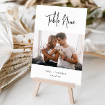 Modernes handgeschriebenes   klassisches Serif-Fot Tischnummer<br><div class="desc">Einfache und schicke Tischnummer-Karten in Schwarz und Weiß machen bei Ihrer Hochzeit oder Veranstaltung ein elegantes Statement. Das Design enthält "Tabelle [Zahl]" in handgeschriebenen Schriftsätzen, zwei zusätzliche Zeilen benutzerdefinierten Textes am unteren Rand (mit Ihren Namen und Ereignisdatum). Personalisieren Sie mit einem beliebten Foto für eine süße persönliche Touch. Design wiederholt...</div>