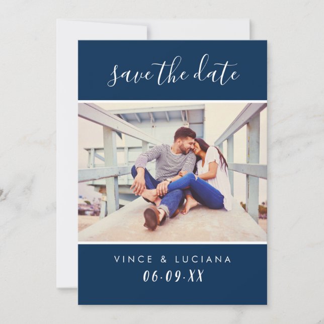 Modernes handgeschriebenes Script-Navy-Hochzeitssk Save The Date (Vorderseite)