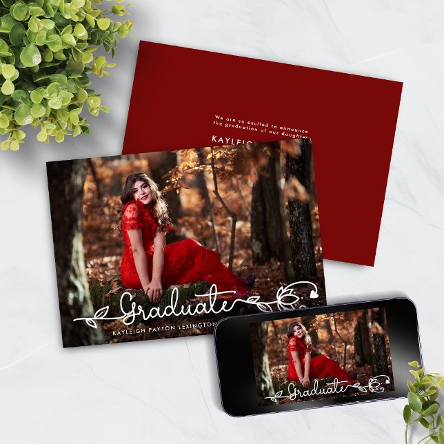 Modernes, handgeschriebenes Script Red Foto Abschl Ankündigung (Modern Handwritten Script Red Photo Graduation Announcement with Instant Download)