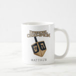 Modernes Hanukkah Niedlich Dreidel Champion Festiv Kaffeetasse<br><div class="desc">Feiern Sie Hanukkah mit Stolz und Spaß während der Ansammlung mit der ganzen Familie. Dieses Festivalgrafik-Design ist ein perfektes Geschenk für die Ferien. Ob für Ihren Nachbar,  Familie,  Ehemann,  Onkel oder Freund</div>