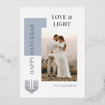 Modernes Happy Hanukkah Liebe Foto Folien Feiertagskarte<br><div class="desc">Fügen Sie Ihr Lieblings-Foto zu dieser Happy Hanukkah-Karte. Alle Textfelder können bearbeitet werden. Ein modernes Design mit einem kühnen Gruß. Personalisieren Sie mit Ihrem Familiennamen und passen Sie die persönliche Nachricht auf der Rückseite an. Ein modernes Design,  dass Ihre Freunde und Familie mit Liebe.</div>