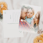Modernes Happy Holidays Green Script Vertikales Fo Feiertagspostkarte<br><div class="desc">Diese moderne, fröhliche Ferien Grün Drehbuch vertikale Foto Urlaub Postkarte ist perfekt für Ihr minimalistisches Shabby Chic boho grün und weiß Urlaub Gruß. Die minimale whimsical handgeschriebene Kalligraphie ist delikat und rustikal, bleibe elegant und elegant. Sie werden feststellen, dass alles über dieses Produkt bearbeitbar ist, also fühlen Sie sich frei,...</div>