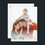 Modernes Happy Holidays Green Script Vollständiges Feiertagspostkarte<br><div class="desc">Diese moderne, fröhliche Ferien grünen Skript voller Foto Urlaub Postkarte ist perfekt für Ihr minimalistisches Shabby Chic boho grün und weiß Urlaub Gruß. Die minimale whimsical handgeschriebene Kalligraphie ist delikat und rustikal, bleibe elegant und elegant. Sie werden feststellen, dass alles über dieses Produkt bearbeitbar ist, also fühlen Sie sich frei,...</div>