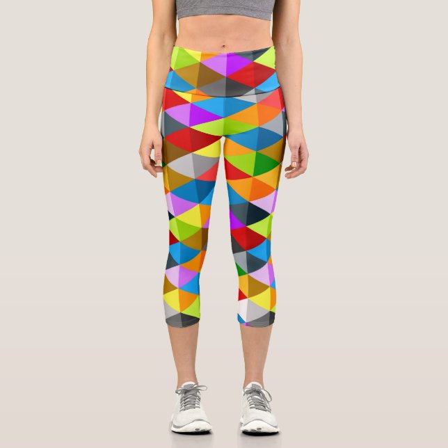 Modernes, hell funkelndes, buntes Dreiecksmuster Capri Leggings (Vorderseite)
