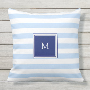 Modernes hellblaues weißes Streifenmustermonogram Kissen