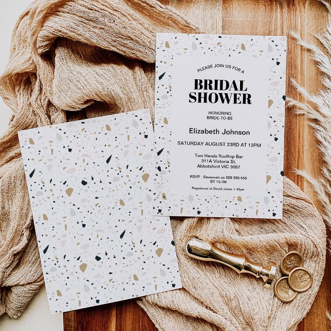 Modernes helles Terrazzo Brautparty Einladung (Light colored terrazzo themed bridal shower invitation featuring some black text and off white frame)