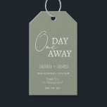 Modernes, hellgrünes Abendessen in der Probe Geschenkanhänger<br><div class="desc">Classic Sage Green mit Weißem Schriftart Ein Tag vor der Probe Abendessen Danke,  dass Sie Gift Tags</div>
