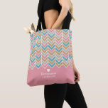 Modernes Herringbone-Muster - Rosa Blau Gold Tasche<br><div class="desc">Ein buntes Muster mit Rosa-,  Gold- und Blautönen. Fügen Sie Ihren Namen hinzu,  um diese Tasche zu personalisieren. Eine farbenfrohe Gestaltung mit einem niedlichen Herz,  um das Monogramm besonders zu machen.</div>