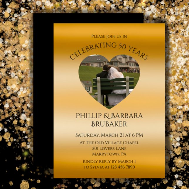 Modernes Herz Foto Golden 50. Hochzeitstag Einladung (Add a photo and couple’s names for an elegant golden 50th wedding anniversary party invitation. )