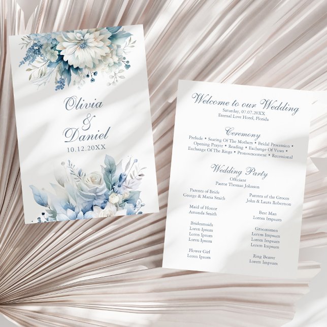 Modernes Hochzeitsprogramm für Dusty Blue Wildblum Programm (Modern Dusty Blue Wildflowers Wedding Program on a sunny white dry palm leaf.)
