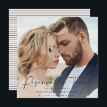 Modernes Hochzeitsreserva la Fecha Creme Black Ret Save The Date<br><div class="desc">Moderne klassische Typografie fett Hochzeit Reserva la Fecha Foto Save the Date Karte. Mit moderner,  eleganter Typografie und gestreiftem Backer-Design. Farben können individuell angepasst werden.</div>