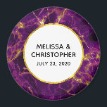 Modernes Hochzeitssemble aus Lila und goldenem Abs Magnet<br><div class="desc">Magnet mit einem schönen abstrakten Muster mit Marmordesign. Reiche lila Farbkombinationen,  kombiniert mit Imitat-Gold schwirbelnden Farbbändern,  die das gesamte Design durchziehen. Ein Kreis mit einem Imitat mit goldgeflochtenem Rand,  oben mit dem personalisierten Text.</div>